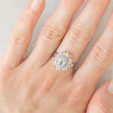 Anello a margherita moderno in oro bianco 9K con acquamarina (0.60ct ca.), diamanti (0.12ctw ca.) e morganiti (0.84ctw ca.), anni ‘2000