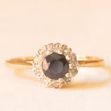 Anello a margherita vintage in oro giallo 9K con zaffiro (0.70ct ca.) e diamanti (0.05ctw ca.), anni '70