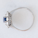 Anello ballerina vintage in oro bianco 18K con zaffiro (1.30ct ca.) e diamanti di taglio brillante e di taglio baguette (1ctw ca.), anni ‘70/‘80