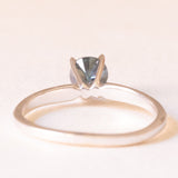 Solitario vintage in oro bianco 14K con diamante blu trattato di taglio brillante (0.45ct ca.), anni ‘90