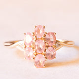 Anello a fiore vintage in oro giallo 10K con zaffiri rosa sintetici (1.20ctw ca.) e zaffiri bianchi, anno 1992