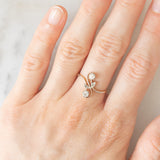 Anello Art Nouveau in oro giallo e bianco 14K con diamanti di taglio vecchia miniera (0.30ctw ca.) e di taglio rosetta, anni ‘20