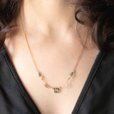 Collana vintage in oro giallo 9K con paste di vetro verdi e imitazioni di perle bianche, anni ‘70