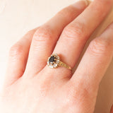 Anello a margherita vintage in oro giallo e bianco 9K con zaffiro (0.50ct ca.) e diamanti (0.04ctw ca.), anno 1992
