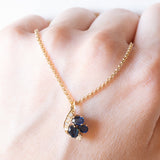 Collana vintage con catenina in oro giallo 14K e con ciondolo in oro giallo 14K con zaffiri (0.60ctw ca.) e diamanti (0.09ctw ca.), anni ‘60/'70
