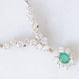 Collier vintage in oro bianco 18K con smeraldo (0.40ct ca.) e diamanti di taglio brillante (2.10ctw ca.), anni ‘80