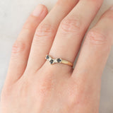 Anello a “V” vintage in oro giallo 9K con zaffiri (0.25ct ca.) e diamanti di taglio brillante (0.10ctw ca.), anni ‘80