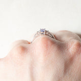 Trilogy vintage in oro bianco 9K con tanzanite (0.35ct ca.) e diamanti (0.03ctw ca.), anni ‘90