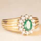 Anello a margherita vintage in oro giallo e bianco 14K con smeraldo (0.70ct ca.) e diamanti di taglio brillante (0.36ctw ca.), anni ‘60/‘70
