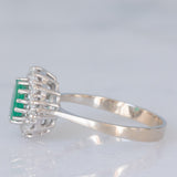 Anello a margherita vintage in oro bianco 14K con smeraldo (0.40ct ca.) e diamanti di taglio brillante (0.20ctw ca.), anni ‘80