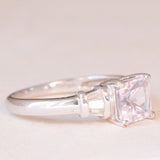 Anello vintage in oro bianco 9K con kunzite (1.20ct ca.) e diamanti di taglio tapered, anno 2005