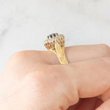 Anello a margherita antico in oro giallo 14K con zaffiro (0.40ct ca.) e diamanti di taglio vecchia miniera (0.70ctw ca.), anni ‘20/‘30