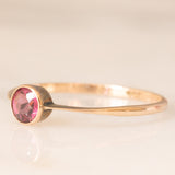 Solitario antico in oro giallo 9K con tormalina rosa (0.25ct ca.), anni ‘10/‘20