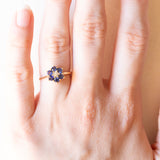 Anello a margherita vintage in oro giallo 14K con zaffiri sintetici (0.60ctw ca.) e diamante di taglio brillante (0.10ct ca.), anni ‘80/‘90