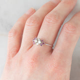 Anello vintage in oro bianco 14K con rubini (0.30ctw ca.) e diamanti di taglio brillante (0.22ctw ca.), anni ‘80