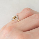 Anello tourbillion antico francese in oro giallo 18K con perla bianca e diamanti di taglio rosetta, anni ‘30