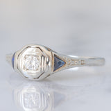 Solitario Art Déco in oro bianco 18K con diamante di taglio brillante (0.08ct ca.) e zaffiri di taglio triangolare, anni ‘30