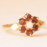 Anello a fiore vintage in oro giallo 9K con opale (0.05ct ca.) e granati (0.36ctw ca.), anno 1975