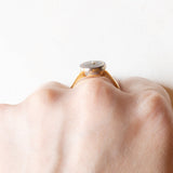 Anello antico in oro giallo 14K con smalti neri e perlina bianca, primi del ‘900