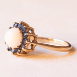Anello a margherita vintage in oro giallo 9K con opale (1.20ct ca.) e zaffiri (0.44ctw ca.), anni ‘70