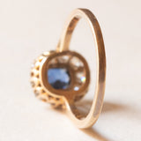 Anello a margherita antico in oro giallo 14K con zaffiro (0.30ct ca.) e diamanti (0.30ctw ca.), primi del ‘900