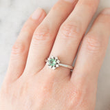 Anello a margherita vintage in oro bianco 14K con tormalina verde (0.35ct ca.) e diamanti (0.24ctw ca.), anni ‘80