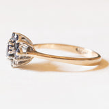 Anello a margherita in oro giallo e bianco 9K con zaffiri (0.44ctw ca.) e diamanti (0.07ctw ca.), anni ‘70
