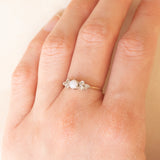 Anello vintage in oro giallo e bianco 9K con opale (0.15ct ca.) e diamanti, anni ‘70