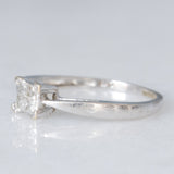 Anello “solitario” vintage in oro bianco 9K con illusion setting diamanti di taglio princess (0.15ctw ca.), anni ‘80/‘90