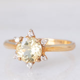 Anello “sole” in oro giallo 9K con apatite verde (1.19ct) e zaffiri bianchi