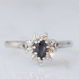 Anello a margherita vintage in platino con zaffiro (0.45ct ca.) e diamanti (0.14ctw ca.), anno 2006