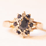 Anello a margherita vintage in oro giallo e bianco 9K con zaffiri (0.70ctw ca.) e diamanti (0.06ctw ca.)