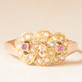 Anello antico in oro giallo 16K con diamante di taglio rosetta, rubini e perline bianche, fine ‘800/inizio ‘900