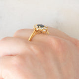 Anello a margherita navette in oro giallo 18K con zaffiro (1ct ca.) e diamanti di taglio brillante (0.75ctw ca.), anni ‘60/‘70