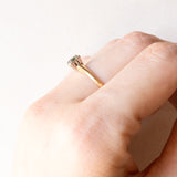 Anello solitario in oro giallo e bianco 14K con cromodiopside, anni ‘60/‘70