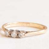 Trilogy vintage in oro giallo e bianco 9K con diamanti di taglio brillante (0.06ctw ca.)