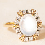 Anello a margherita vintage in oro giallo 18K con pietra di Luna (3.50ct ca.) e diamanti di taglio brillante (0.36ctw ca.), anni ‘70