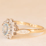 Anello a margherita in oro giallo e bianco 9K con acquamarina (0.40ct ca.) e diamanti (0.18ctw ca.), anni ‘80