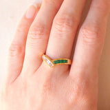 Anello a “V” vintage in oro giallo 18K con smeraldi di taglio carré (0.28ctw ca.) e diamanti di taglio tapered (0.25ctw ca.), anni ‘70/‘80