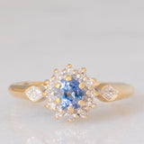 Anello a margherita vintage in oro giallo 9K con zaffiro (0.35ct ca.) e diamanti (0.14ctw ca.), anni ‘80