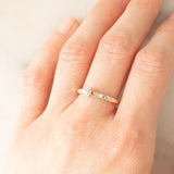 Anello a fascia con fiore centrale in oro giallo 9K con diamanti (0.05ctw ca.), anni ‘70/‘80