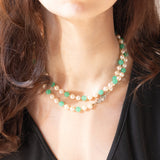 Collana vintage con filo di perle bianche e sfere di crisoprasio e con chiusura in oro bianco 8K con perla bianca, anni ‘70