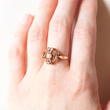 Anello a fiore in oro giallo 9K con granati (0.48ctw ca.) e perla, anni ‘40/‘50