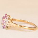 Anello a fiore vintage in oro giallo e bianco 9K con zaffiri rosa sintetici (0.80ctw ca.) e diamanti, anno 1981