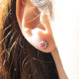 Orecchini a margherita in oro giallo e bianco 9K con rubini (0.30ctw ca.) e diamanti (0.20ctw ca.), anni ‘60/‘70