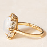 Anello a margherita vintage in oro giallo 18K con pietra di Luna (3.50ct ca.) e diamanti di taglio brillante (0.36ctw ca.), anni ‘70