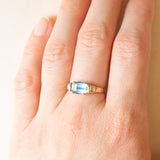 Anello vintage in oro giallo e bianco 9K con spinello sintetico azzurro e diamanti, anni ‘80/‘90