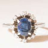 Anello a margherita vintage in oro bianco 14K con zaffiro (2ct ca.) e diamanti (0.16ctw ca.), anni ‘60/‘70