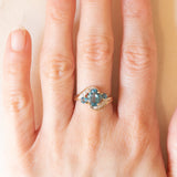 Anello vintage in oro giallo e bianco 9K con topazi azzurri (1.30ctw ca.) e diamanti, anni ‘90/anni ‘2000
