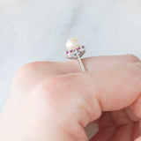 Anello a margherita vintage in oro bianco 18K con perla bianca e rubini, anni ‘50/‘60
